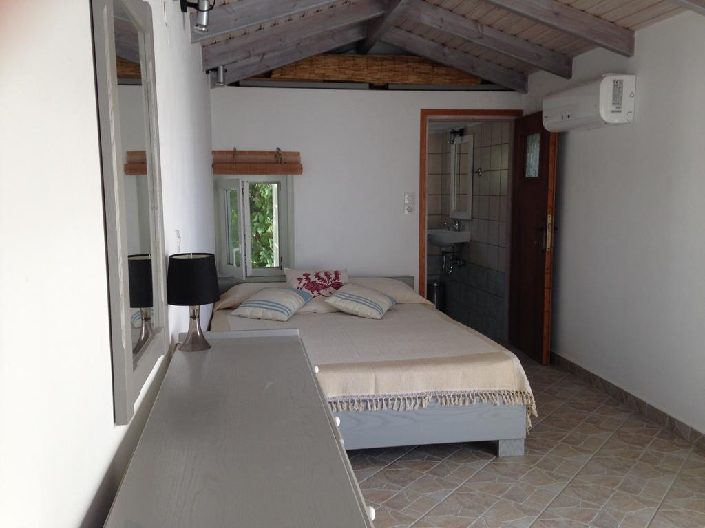 Ireon Samos Beach House Apartment ภายนอก รูปภาพ